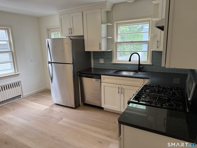 Building Photo - 17 Oenoke Pl