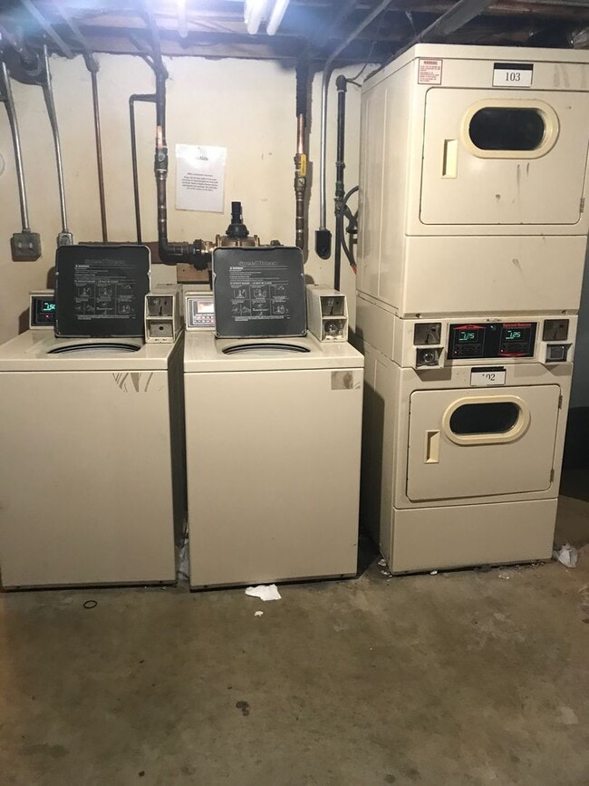 Building Photo - 2 Bedroom Lower with Heat & Water Included in Neenah