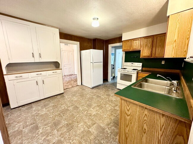 Building Photo - Charming 3 Bedroom Home Near Downtown Elle...