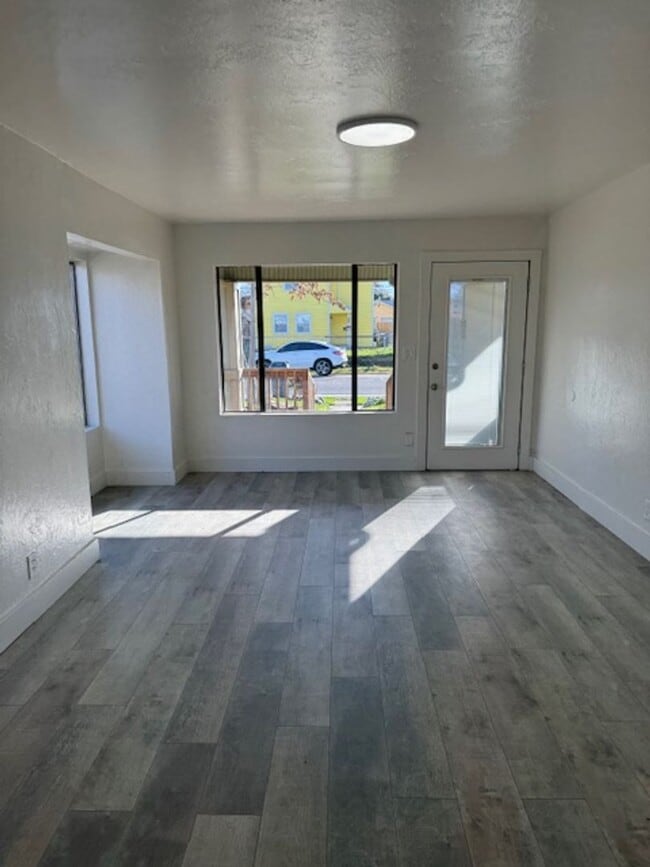 Building Photo - COZY CLASSIC HOME WITH FRESH UPDATES AND BUILT-INS