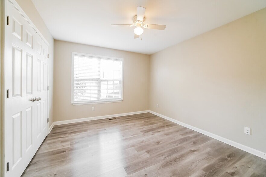 Building Photo - 1027 E Bay Springs Dr