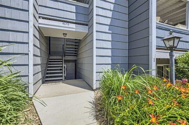 Building Photo - Updated 2 Bed 2 Bath Hunter Creek Condo W/Community Pool