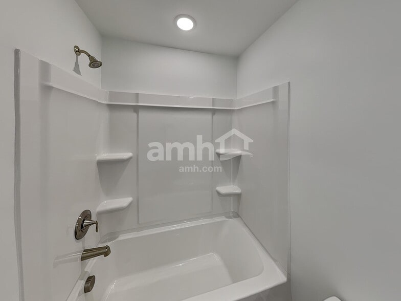 Building Photo - 5002 Twin River Dr