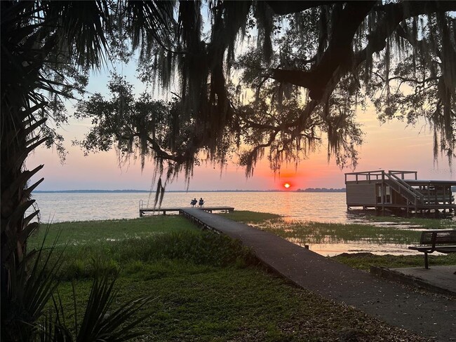 Building Photo - 813 N Waterview Dr