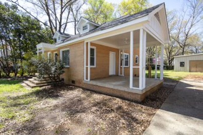 Building Photo - ** 4 Bed 2 Bath located off Ryan Road ** C...