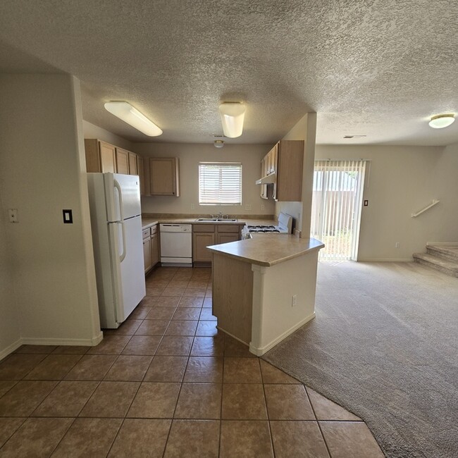 Building Photo - NW Albuquerque Town Home
