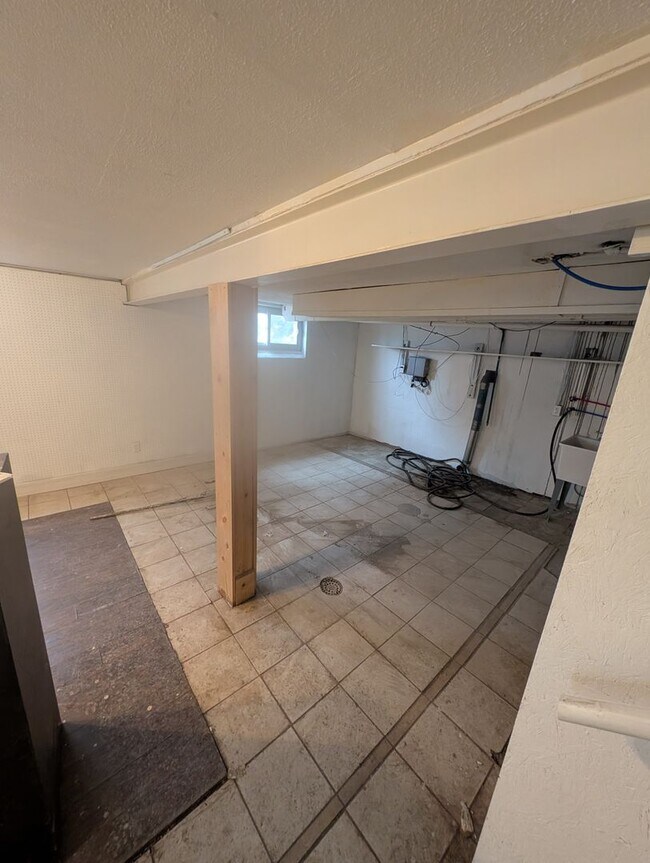 Building Photo - 3 Bed, 1.5 Bath Home in Penn Hills-- Available NOW!