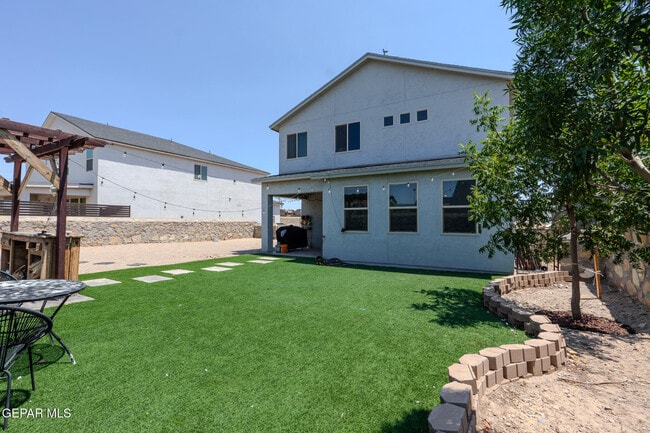 Building Photo - 305 Del Palmar