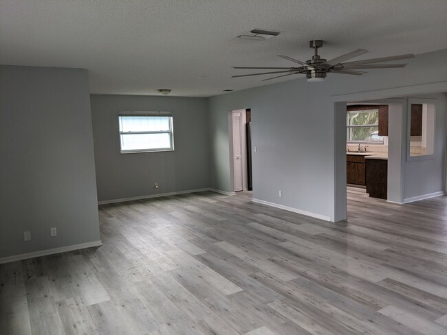 Building Photo - OCEAN ACCESS WATERFRONT! 3 bed / 2 bath wi...