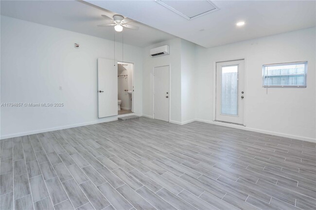 Building Photo - 154 SW 23rd Ln