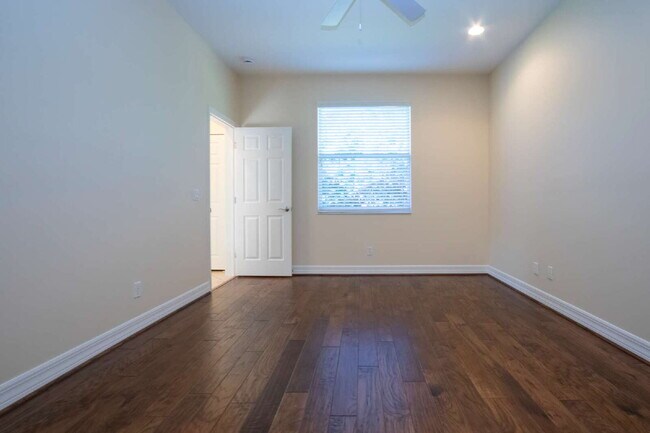 Building Photo - Rarely available executive home in The Ham...