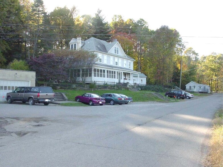 Building Photo - 17360 Riverside Dr