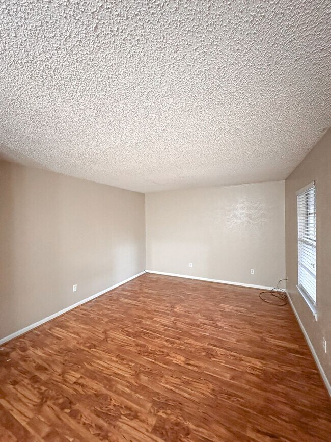 Building Photo - 2 bed Condo in Central Longview