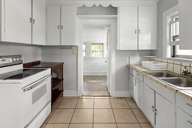 Building Photo - Cute Downtown Bungalow