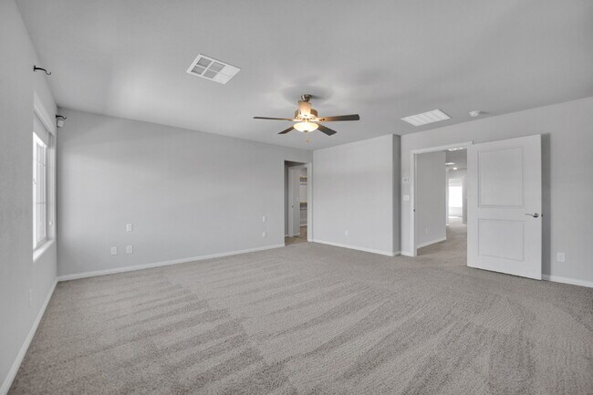 Building Photo - Gorgeous 5 Bedroom home!