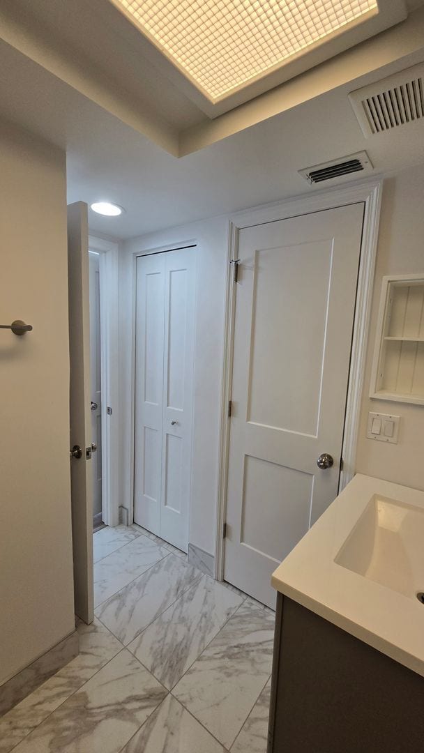 Building Photo - 2 Bed 2 Bath townhome with a Den/ Office s...