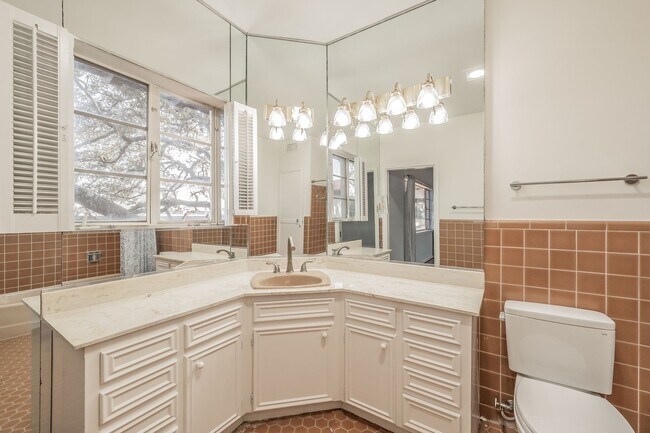 Building Photo - 2-bedroom, 2-bath condo located in the highly desirable Ridglea North neighborhood.