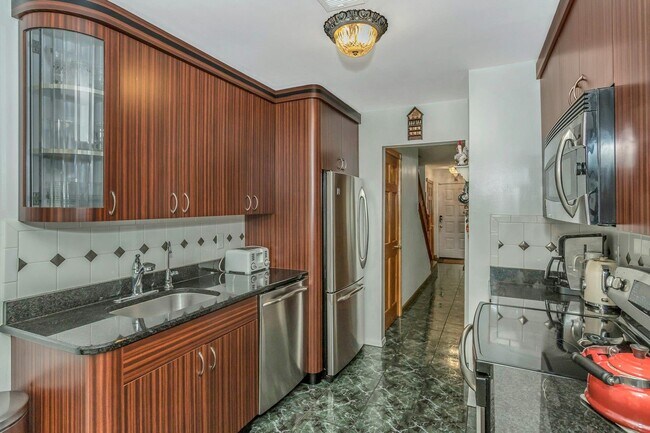 Building Photo - 30 Vanderbilt Way