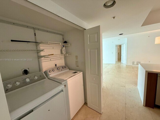 Building Photo - 1155 Brickell Bay Dr