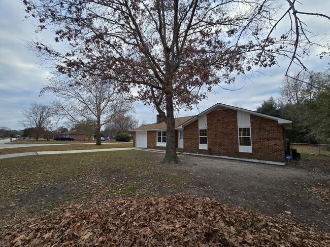 Building Photo - 620 Rainbow Dr