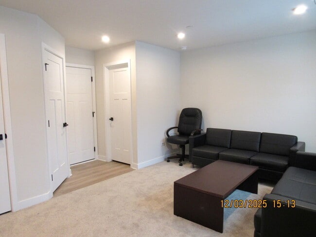 Building Photo - 155 Canterbury Way