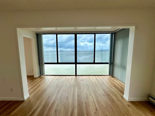 Building Photo - BEAUTIFUL BREATH TAKING VIEW UNIT!!! MUST ...