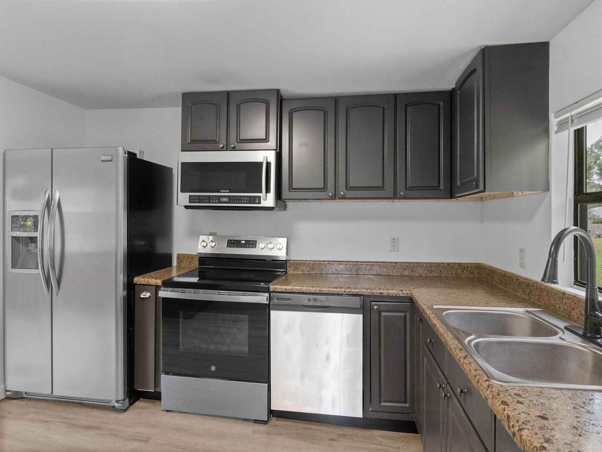 Building Photo - 1572 Cedar St