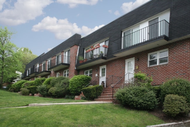 Primary Photo - 1 Carriage Way