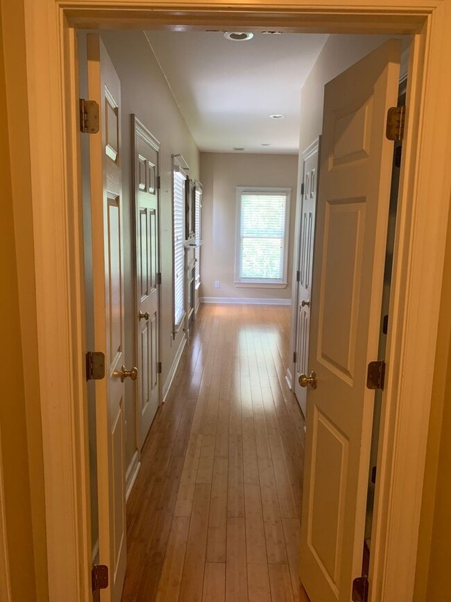 Building Photo - Spacious Townhome close to downtown Auburn...