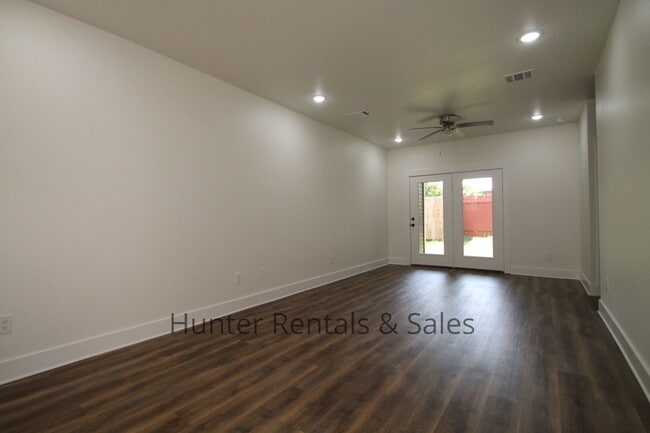 Building Photo - Upscale Three-bedroom Townhome!
