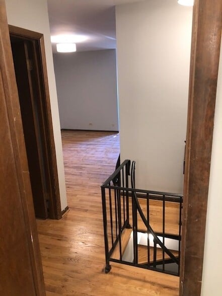 Building Photo - 617 W Surf St