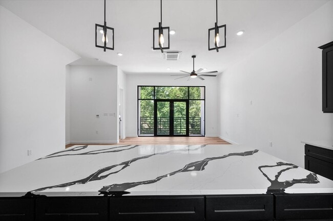 Building Photo - Spacious Townhouse in Dallas
