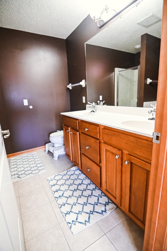 Building Photo - 3266 Oak View Dr