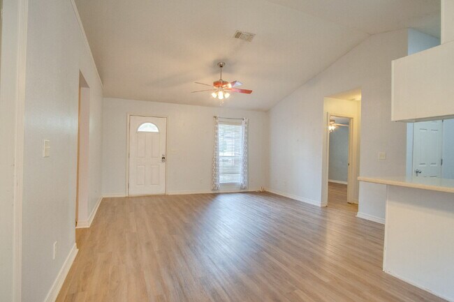 Building Photo - Northeast Pensacola 2 R, 2BA Home Near UWF with LVP Flooring, Large Sunroom, Spacious Lot & Backy...