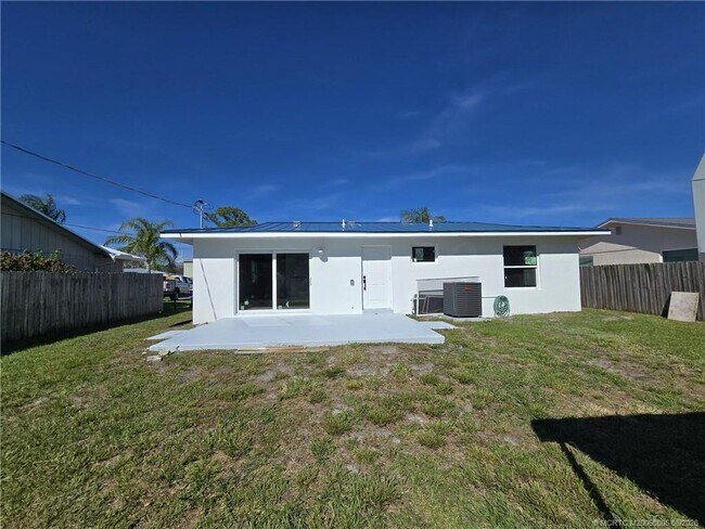 Building Photo - 5968 SE Avalon Dr