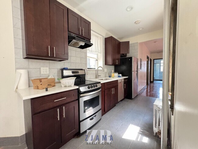 Building Photo - 471 Seventh Avenue