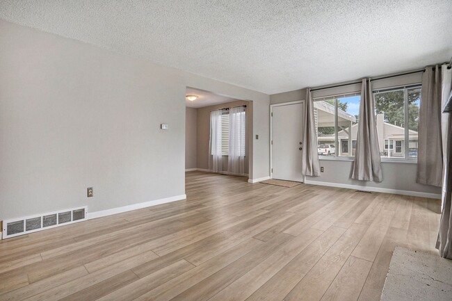 Building Photo - Spacious End Unit in Thornton
