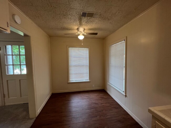 Building Photo - 2 Bed 1 Bath - CLOSE TO DENTON SQUARE