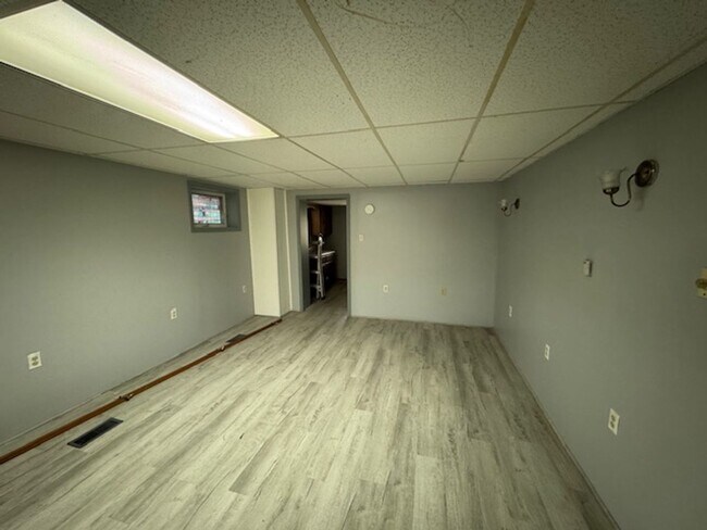 Building Photo - 3 Bedroom