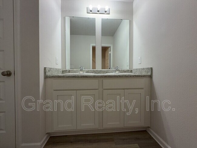 Building Photo - 5431 Peach Dr
