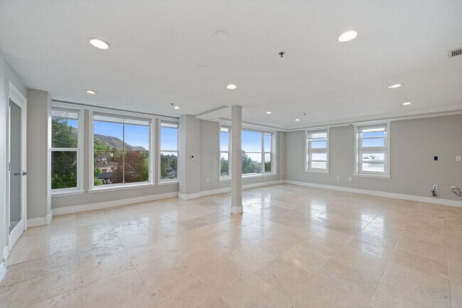 Building Photo - 3075 Kennedy Dr