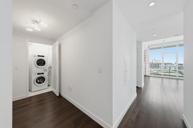 Building Photo - 800 Ave at Port Imperial