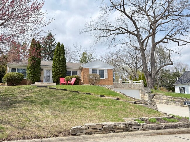 Building Photo - 224 Lookout Dr