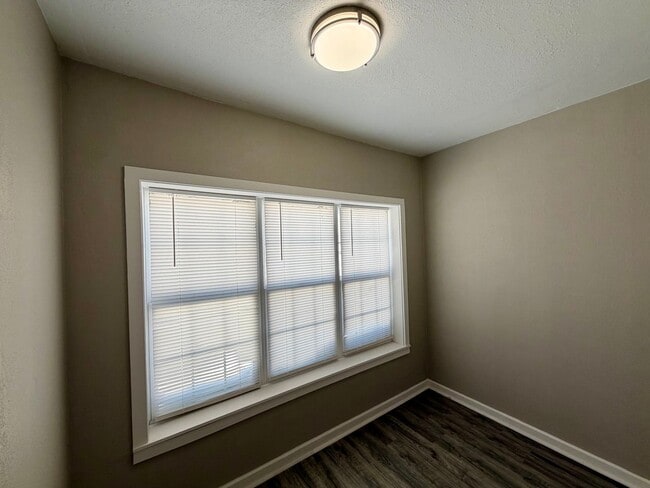 Building Photo - 823 S 3rd Ave