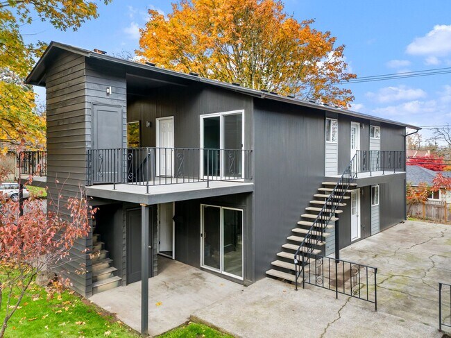Building Photo - Charming, newly renovated West Linn apartment
