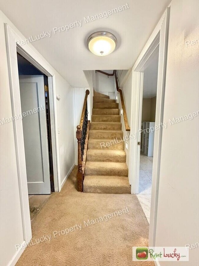 Building Photo - 2130 Montvale Pl W