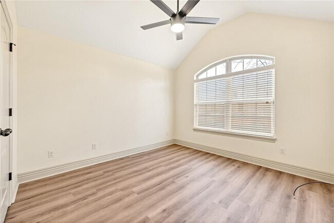 Building Photo - 103 NE Chicory Ln