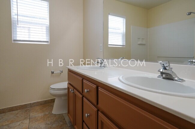 Building Photo - Charming 4-Bed, 2.5-Bath Home in Tracy’s E...