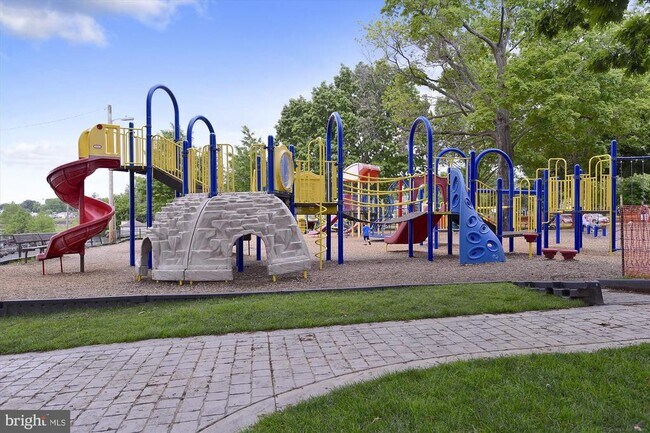 Building Photo - 657 Peace Chance Dr