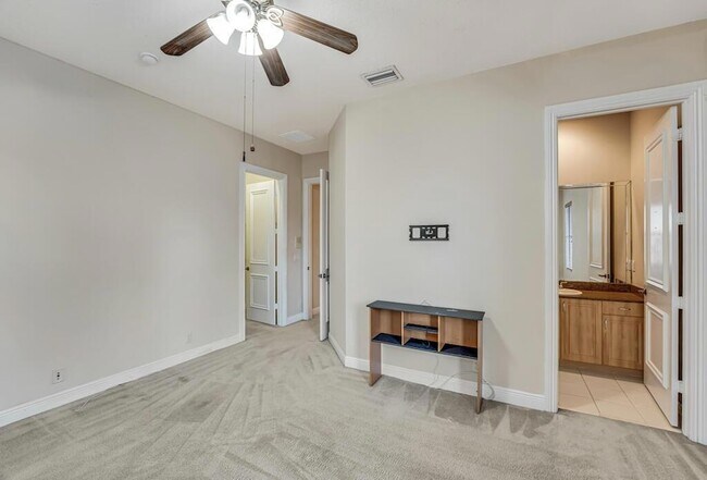 Building Photo - 10513 Versailles Blvd